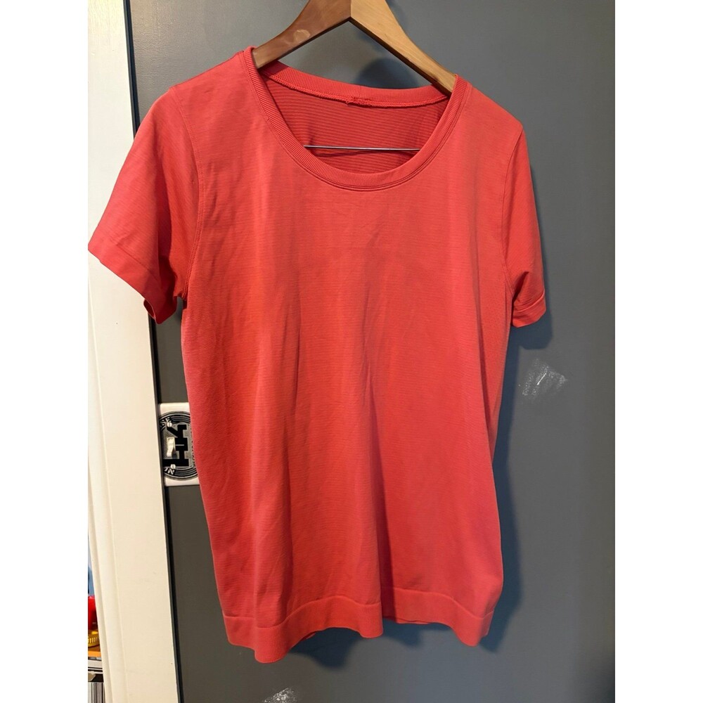 Lululemon men’s size Medium M orange swiftly t shirt